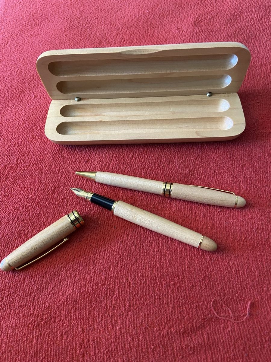 Penna & Evidenziatori: Plume et stylo en bois – Nuovo (secondo la descrizione) da Athenaz (Avusy) venduto da sosoturtle
