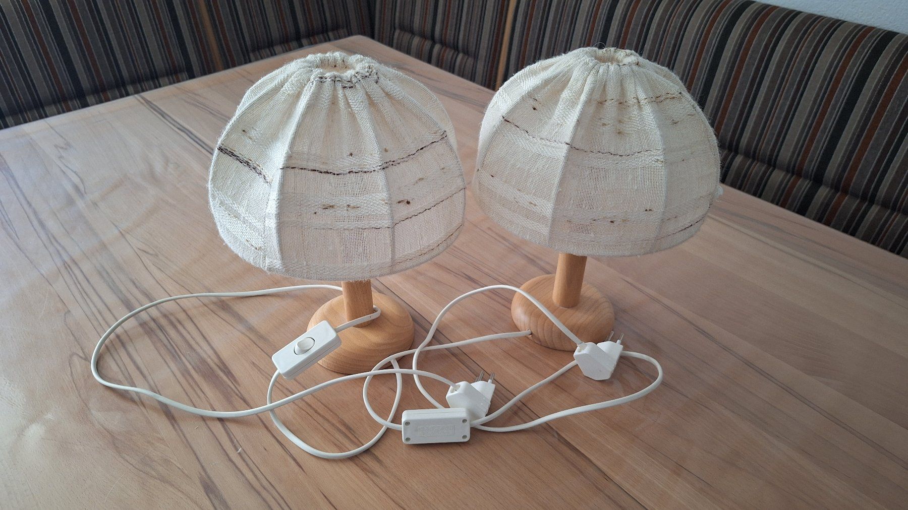 Lampade: 2er Set Nachttischlampen Holzfuss, Stoffschirm – Usato da Zofingen venduto da Zbirchi