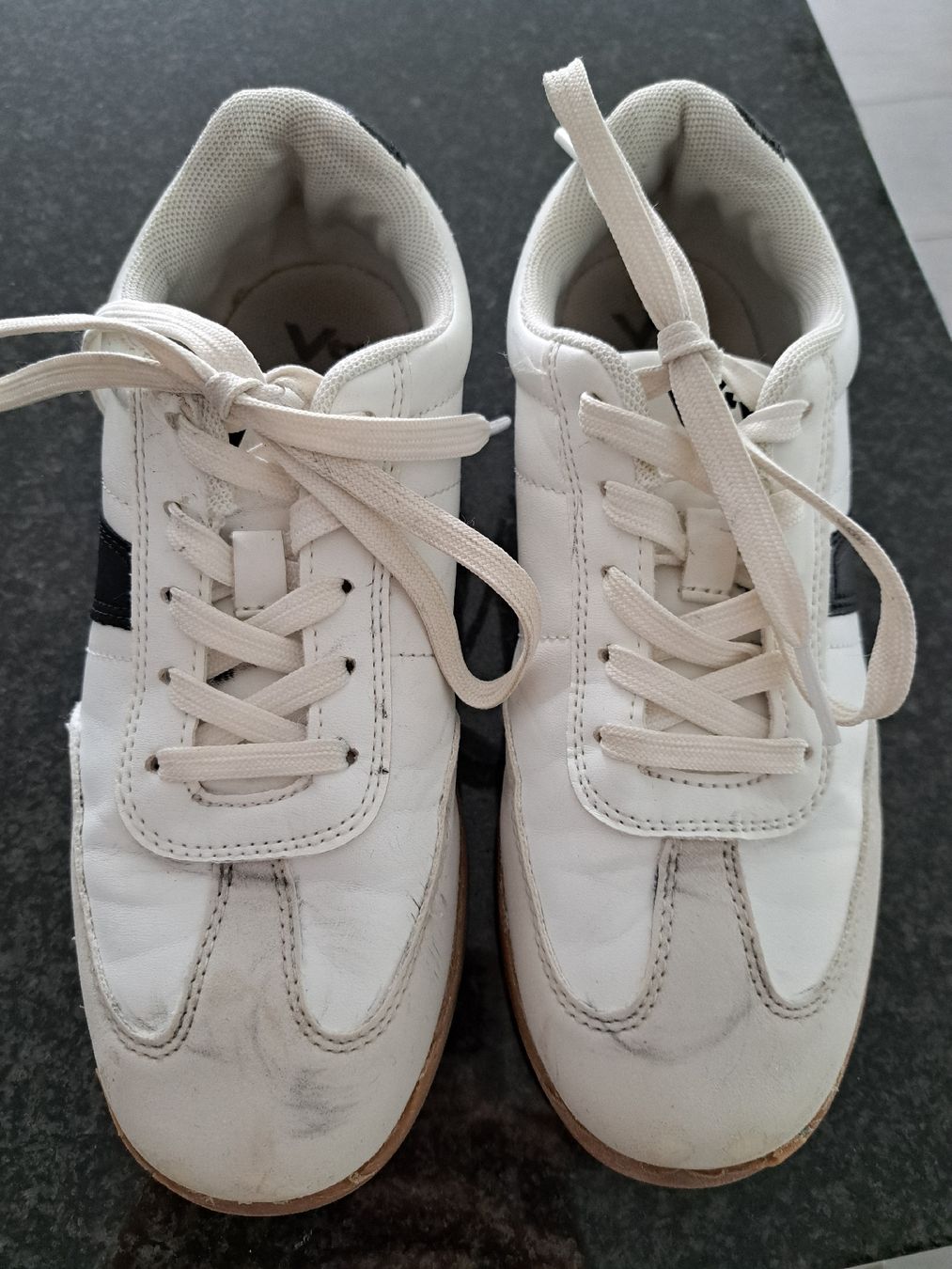 Scarpe da uomo: Hallenschuh Gr. 35 – Usato da Nürensdorf venduto da Janinejuli