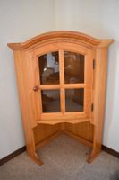 Eckvitrine / Eckschrank aus Holz mit Glastüre, Top Zustand