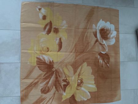 Tuch mit Blumenmuster orange