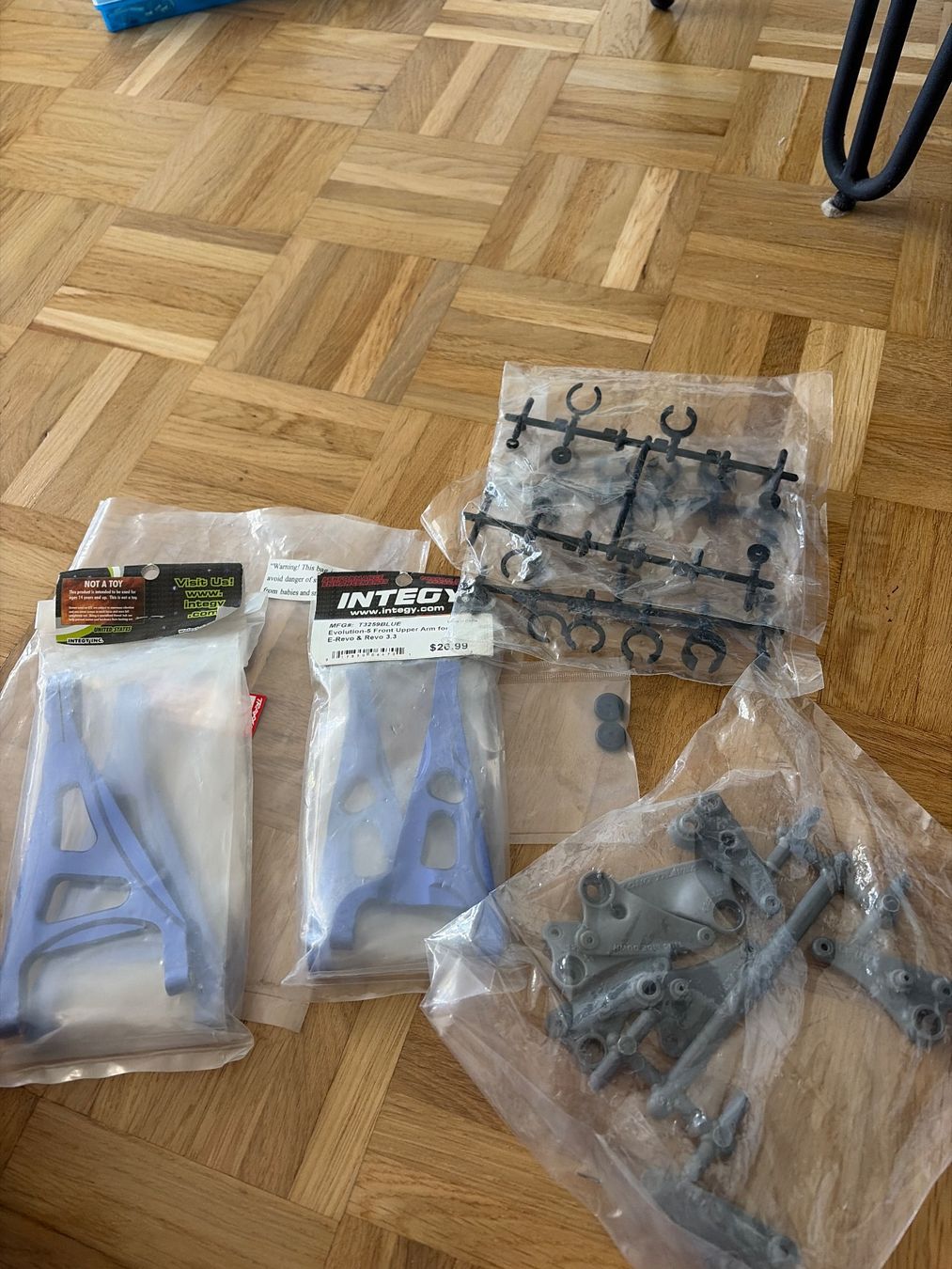 Traxxas RC Modellbau: RC Teile Set Traxxas E-Revo Summit Blue 4 Stk. Neuware – Gebraucht aus Gossau ZH von Daniela710 2