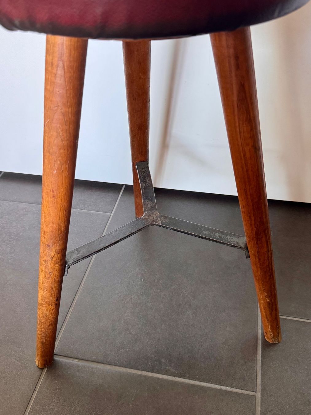 Hocker: Wunderschöner Hocker Mid Century Rot Stuhl – Gebraucht aus Rothrist von Fondgruebe 4