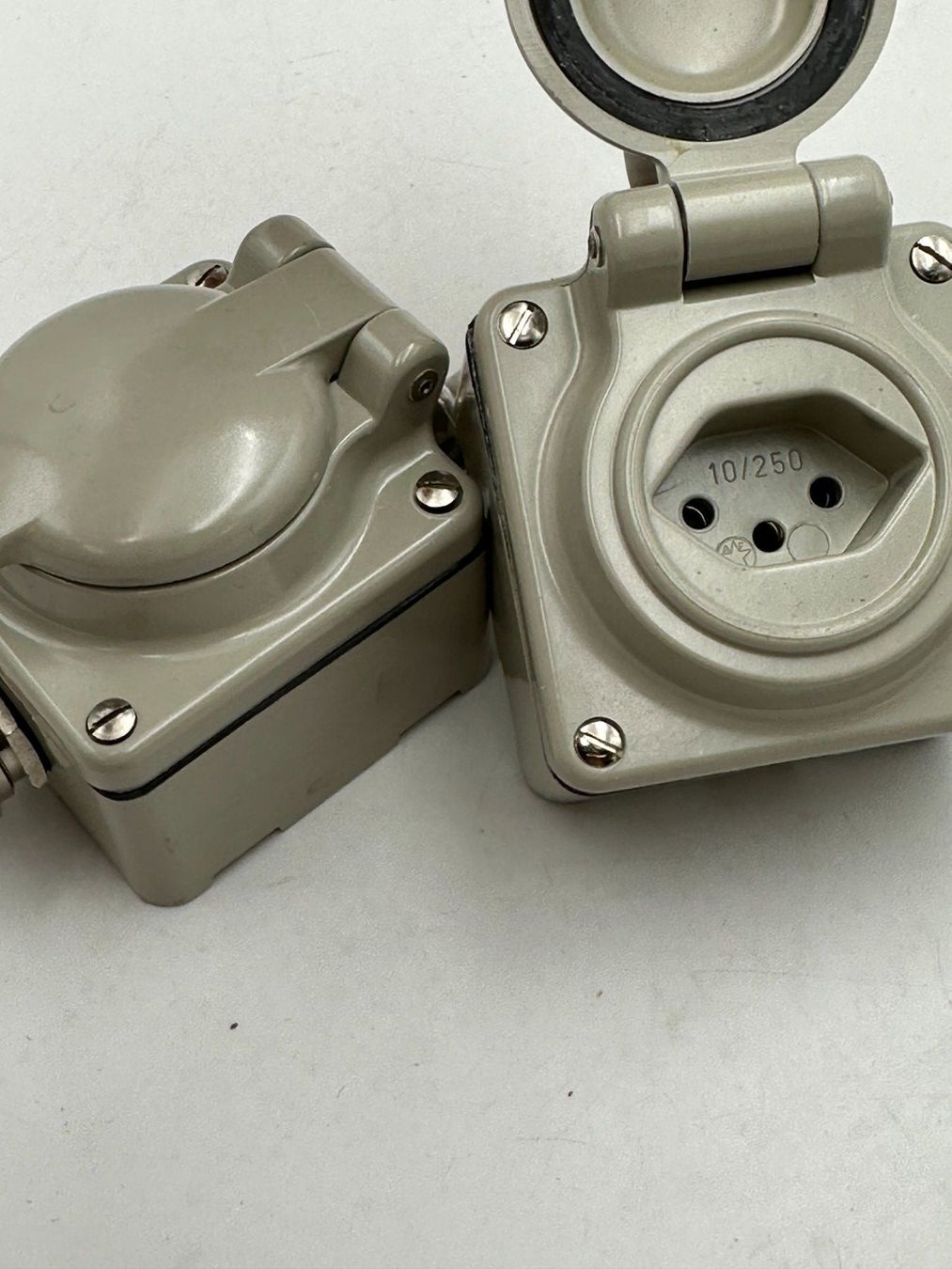 Stecker: 2x Feuchtraum Steckdose AP mit Klappdeckel Aussensteckdose – Gebraucht aus Luzern von Lager6640 2