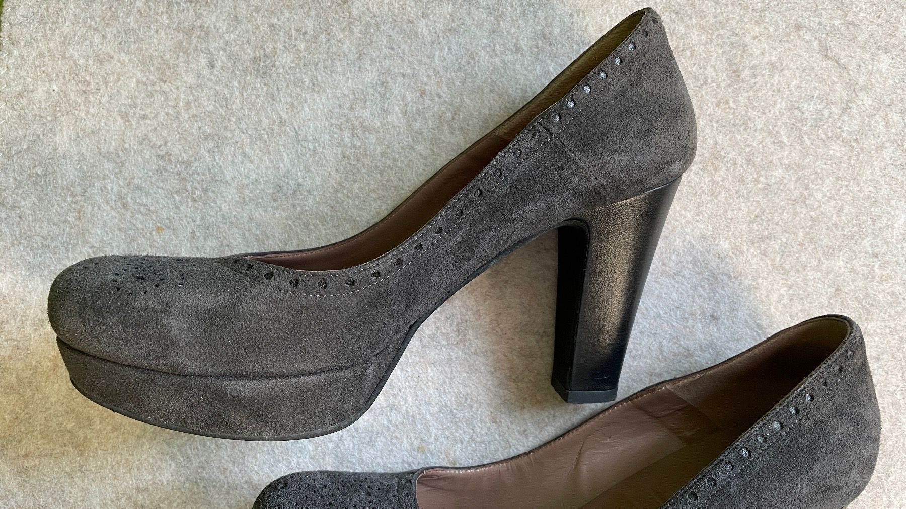 Scarpe da donna: Pumps Wildleder grau Les Venues Gr. 39 – Usato da Birsfelden venduto da Nic21 2