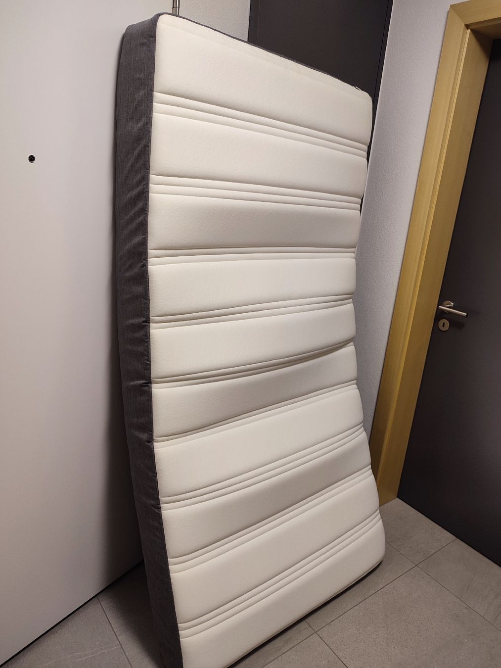 Letti: Single bed with mattress and toper ,100x 200 – Usato da Davos Dorf venduto da xri_zj2f 4