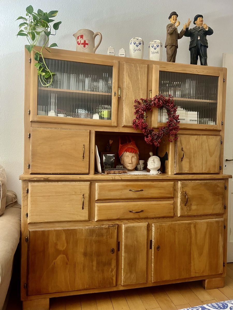 Armadi: WIRD ENTSORGT !!!!  Massive Holzschrank Glas Griffen vintage – Usato da Frenkendorf venduto da jorge0000
