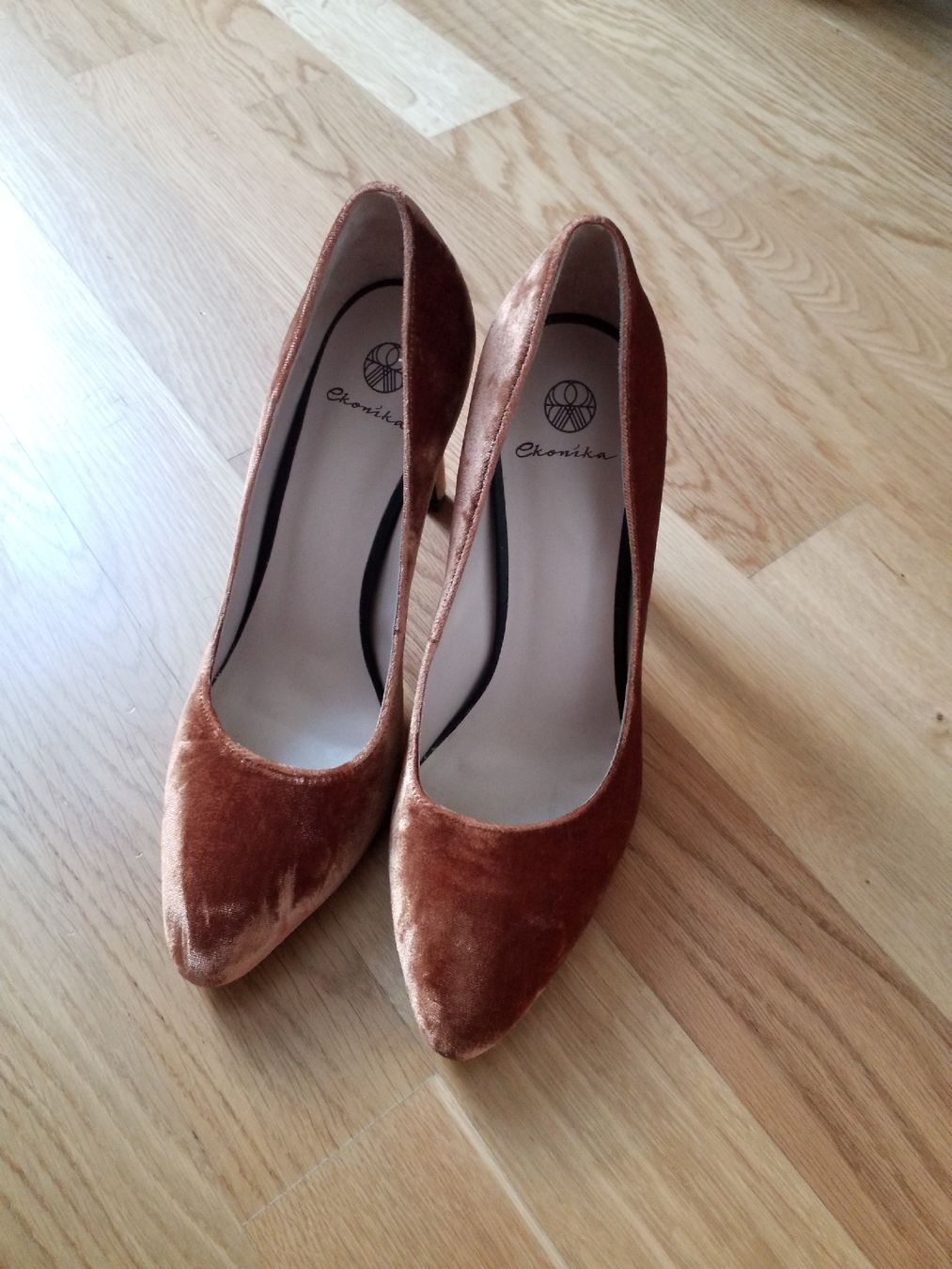 Scarpe da donna: Ekonika High heals beautiful shoes – Nuovo (secondo la descrizione) da Luzern venduto da _Lobster_