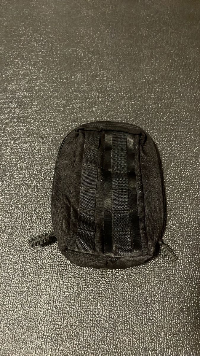 Sacs: Pochette tactique noire système Molle état neuf – D'occasion à Salgesch par Tuf7
