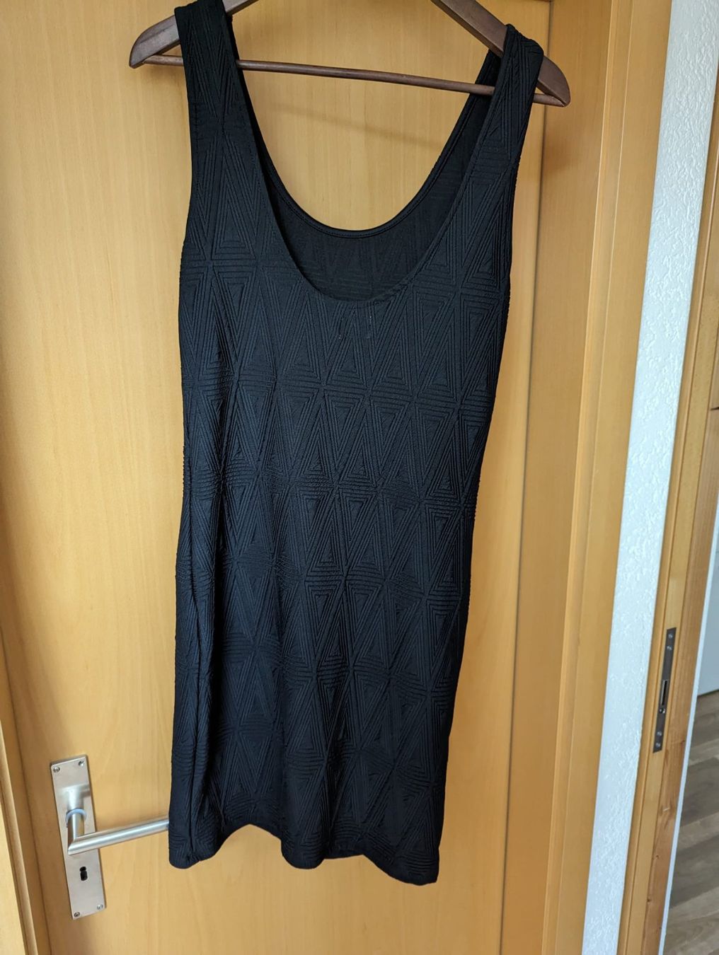 Only Vestiti: ONLY Schwarzes figurbetontes Kleid Gr. L mit Muster – Usato da Wolhusen venduto da Irene88 1