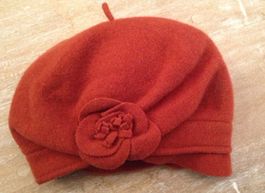 Damen Strick Mütze rost rot mit Blumen Dekoration ca 52 cm