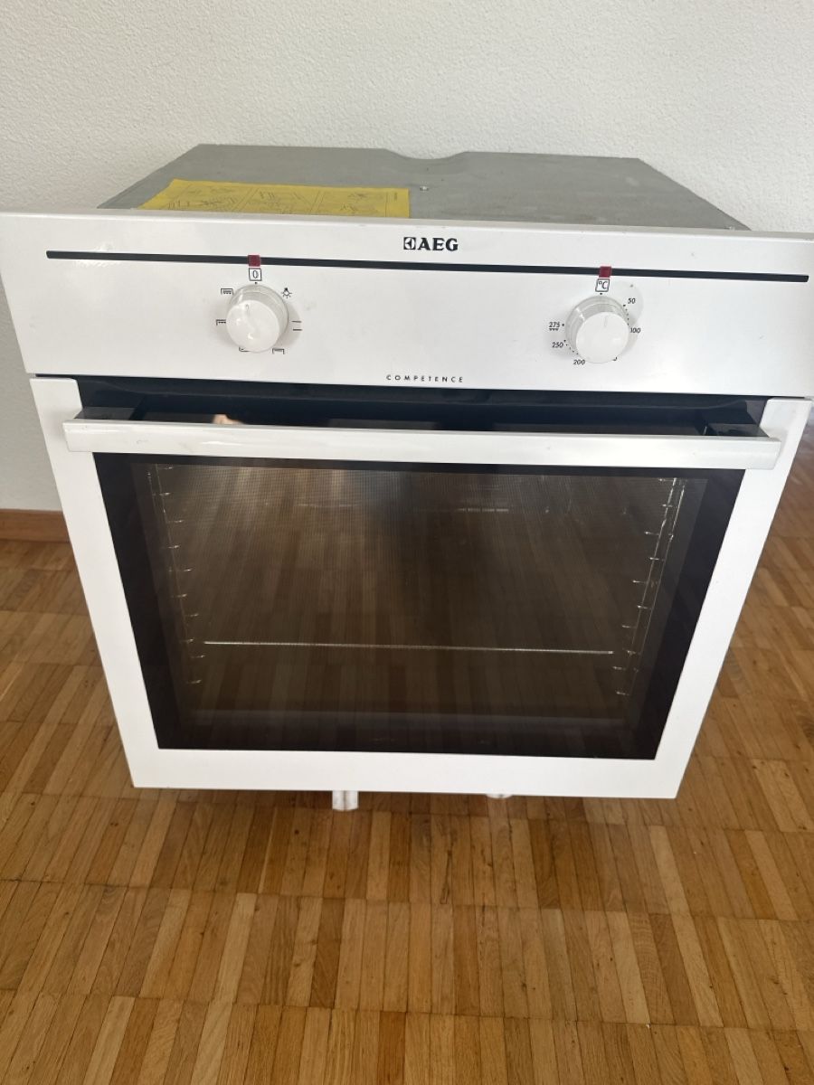 AEG Fours: AEG Backofen  – D'occasion à Rapperswil SG par kat_rw8q