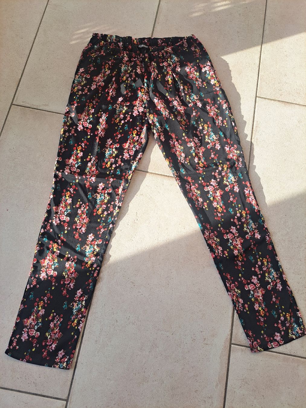 Pantaloni: Pantalon floral Taille M – Nuovo (secondo la descrizione) da Moutier venduto da cel_9ffk