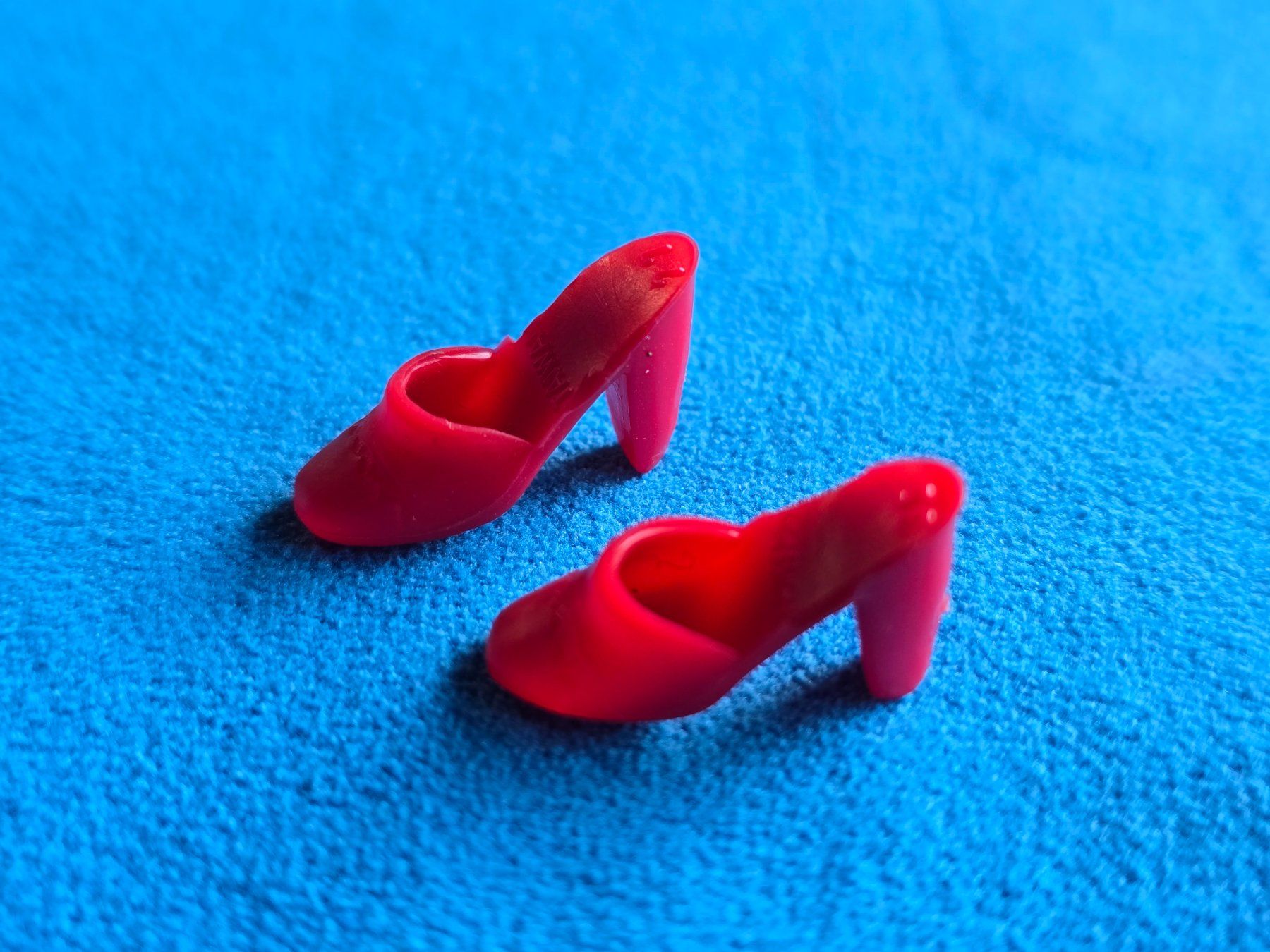 Bambole: Chaussures de poupée Barbie rouge taille Taiwan – Usato da versoix venduto da moonkey02