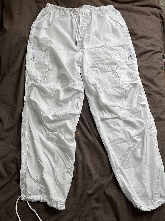 H&M Pantaloni: Pantalon parachute H&M taille S – Usato da Lonay venduto da jes_8znz 1