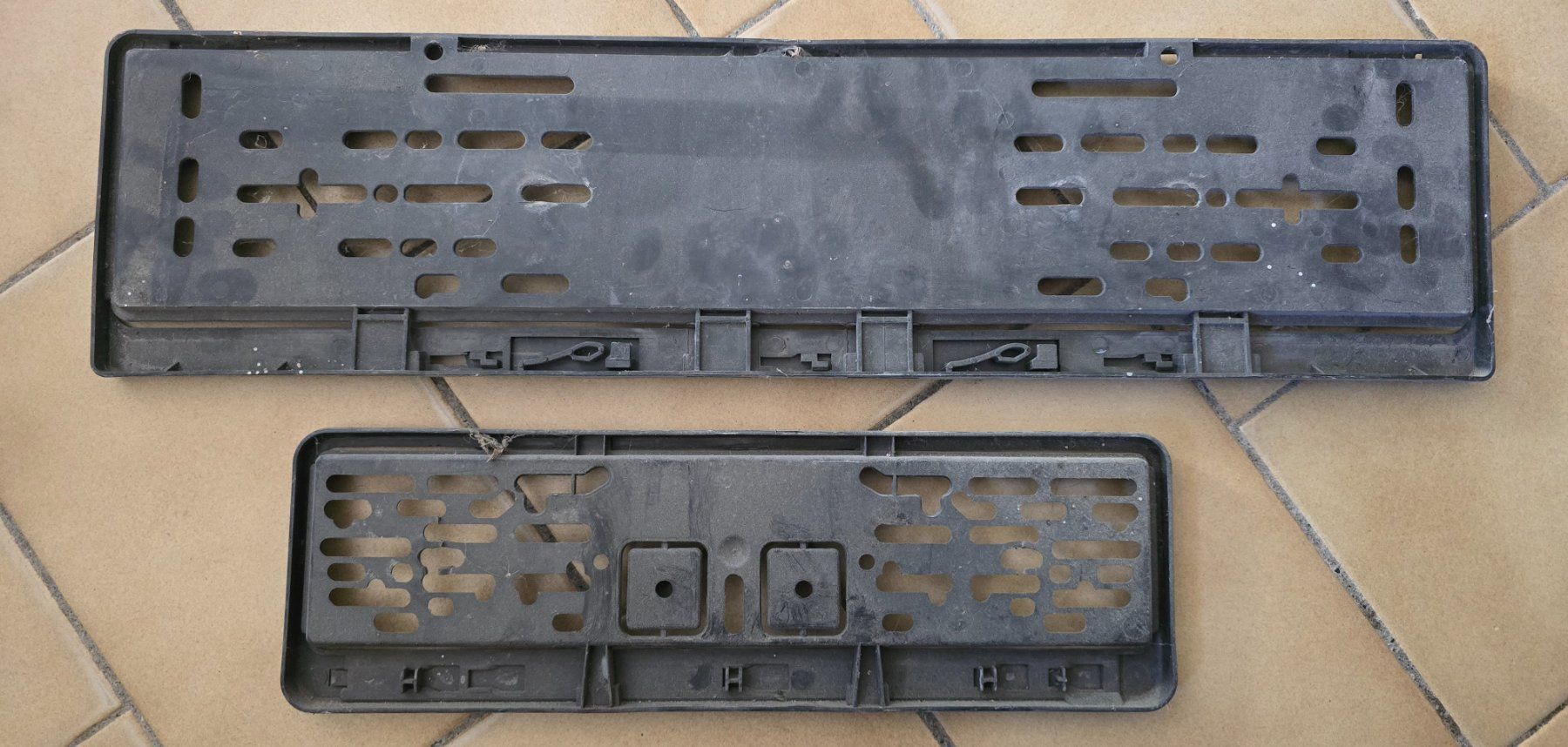 Insegne: Supports pour plaques d'immatriculation – Usato da Chatelaine venduto da Madame-lol 1