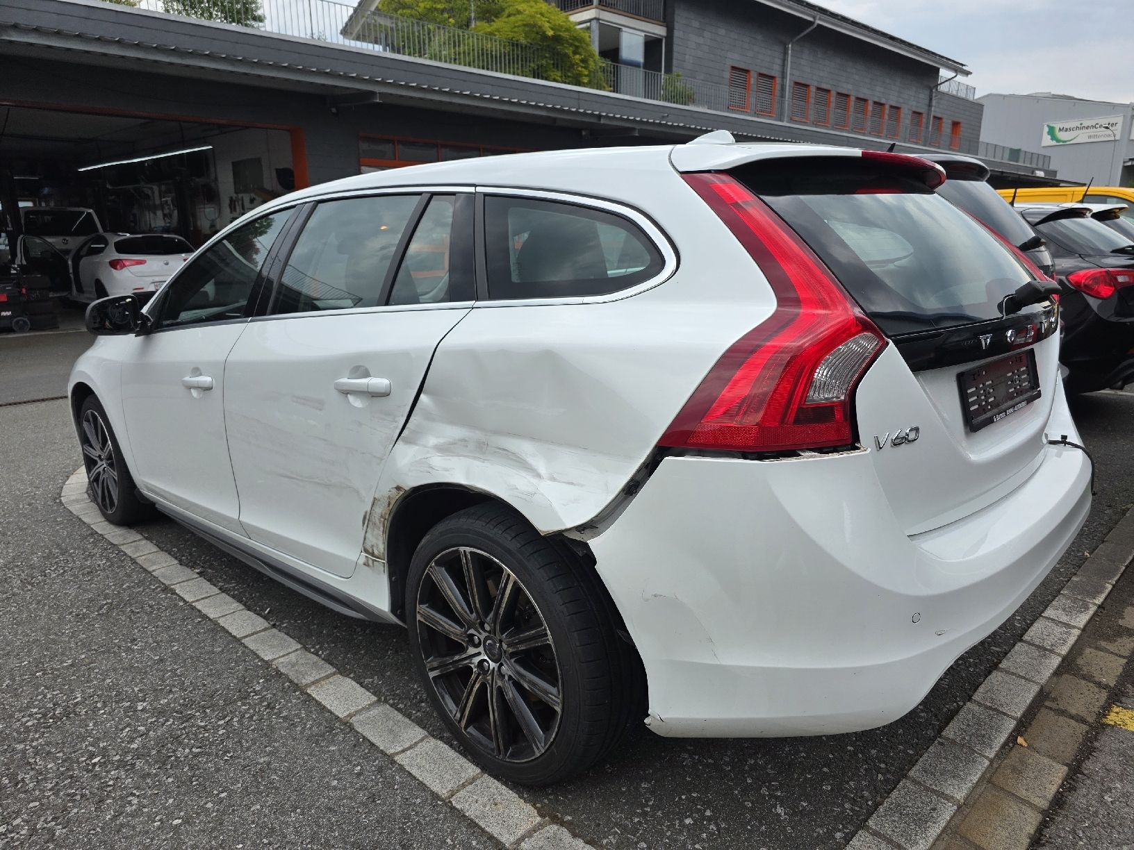 Volvo Autos: VOLVO V60 D4 AWD UNFALL SEITENSCHADEN – Défectueux à Häggenschwil par Iwingman 3