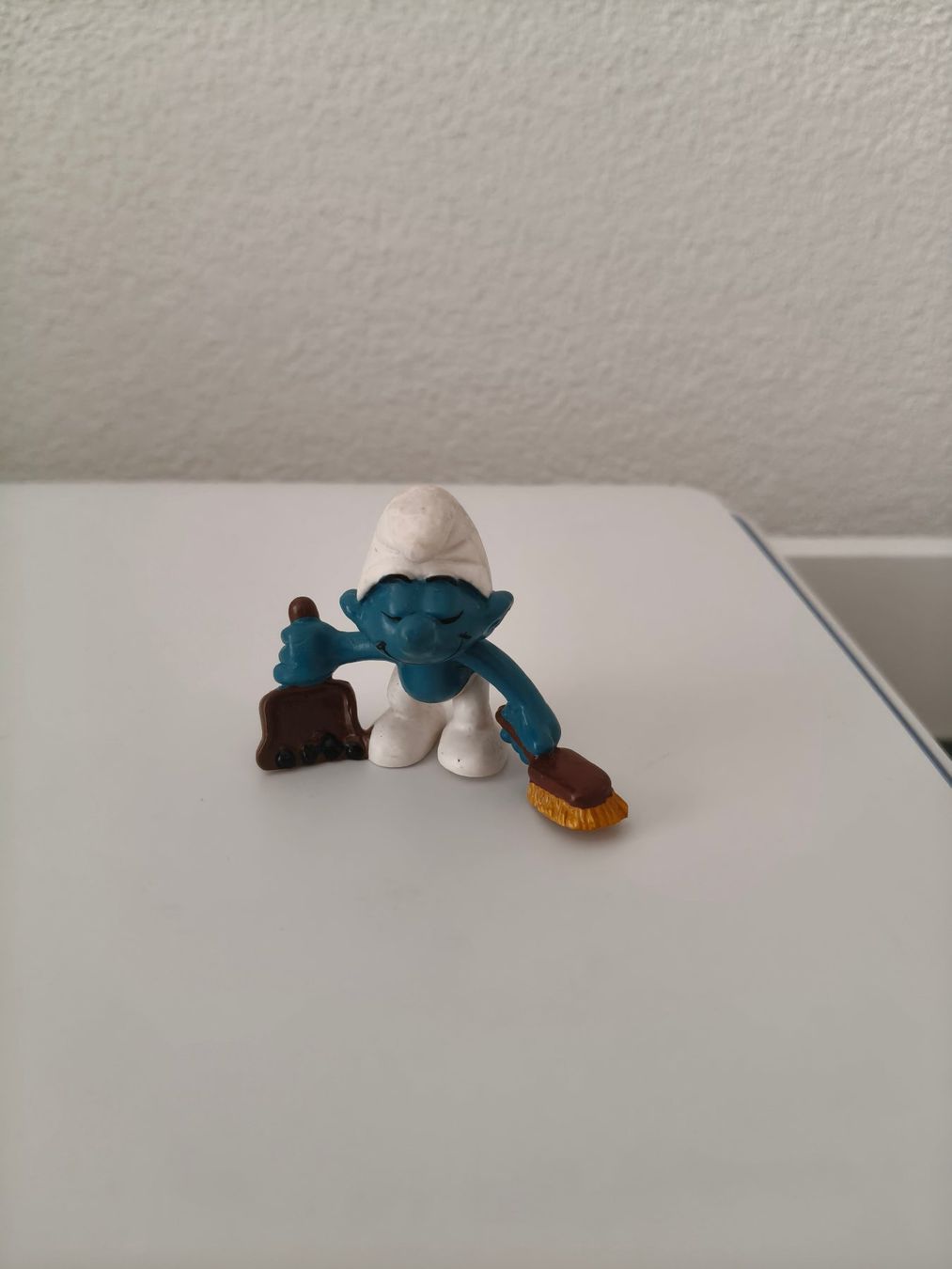 Schleich Statuette: Schlumpf mit Schaufel und Besen – Usato da Rothrist venduto da Stranglehold