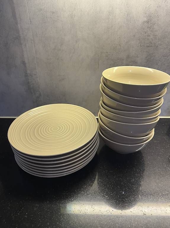 Geschirrsets: LUNASOL GESCHIRRSET BEIGE – Gebraucht aus Winterthur von fij_f65r