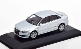 Audi RS4 Limousine 2005-2009 silber met.    1:43