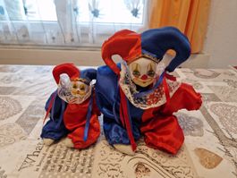 Zwei Clowns, sind aus Porzellan. Till Eulenspiegel mässig.