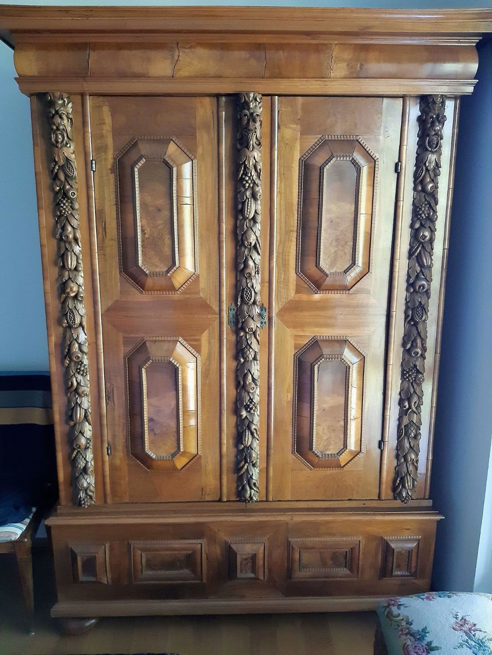 Schränke: Barocker Kleiderschrank – Gebraucht aus Basel von graillard