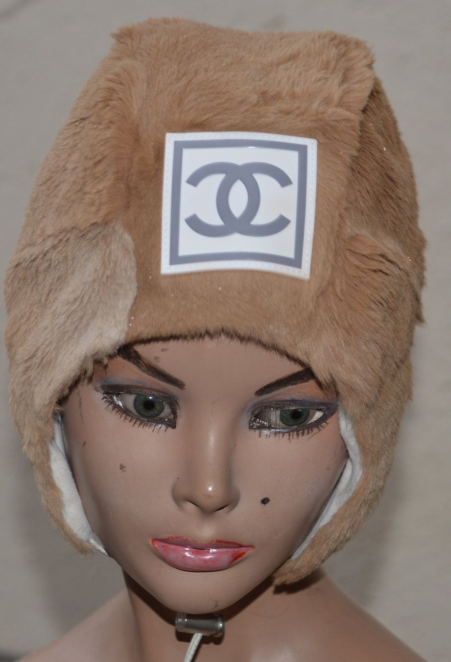 Chanel Copricapi, berretti & cappellini: Chanel shapka / Mütze .M - 56/57 – Usato da Collonges venduto da Auganien