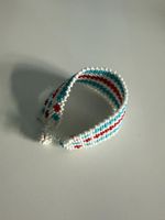Armband aus weiss-blau-roten Kügelchen