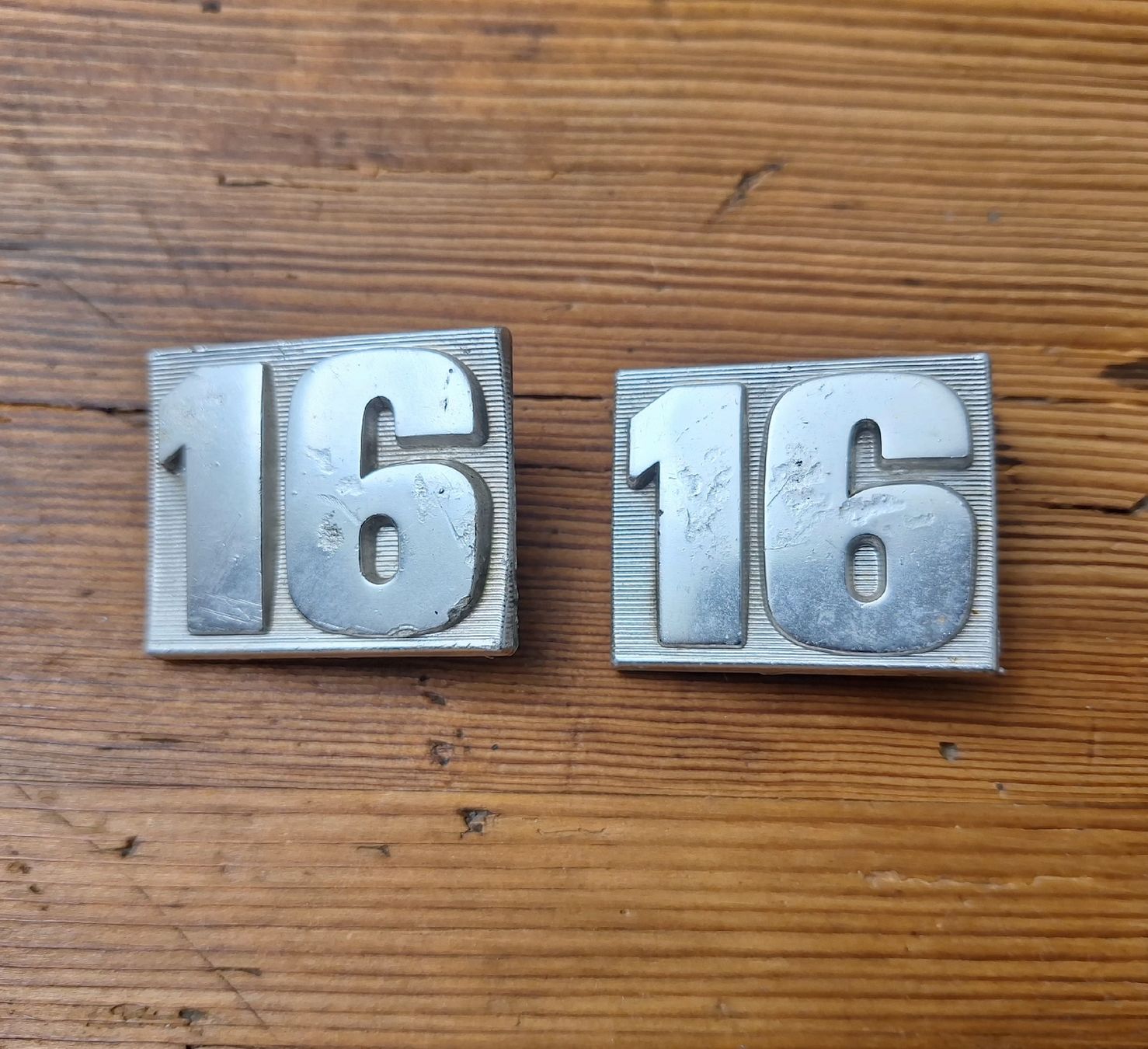 Renault Tutti pezzi di ricambio auto: Renault 16/R16 Embleme – Usato da Triesen venduto da BLACKSHEEP75