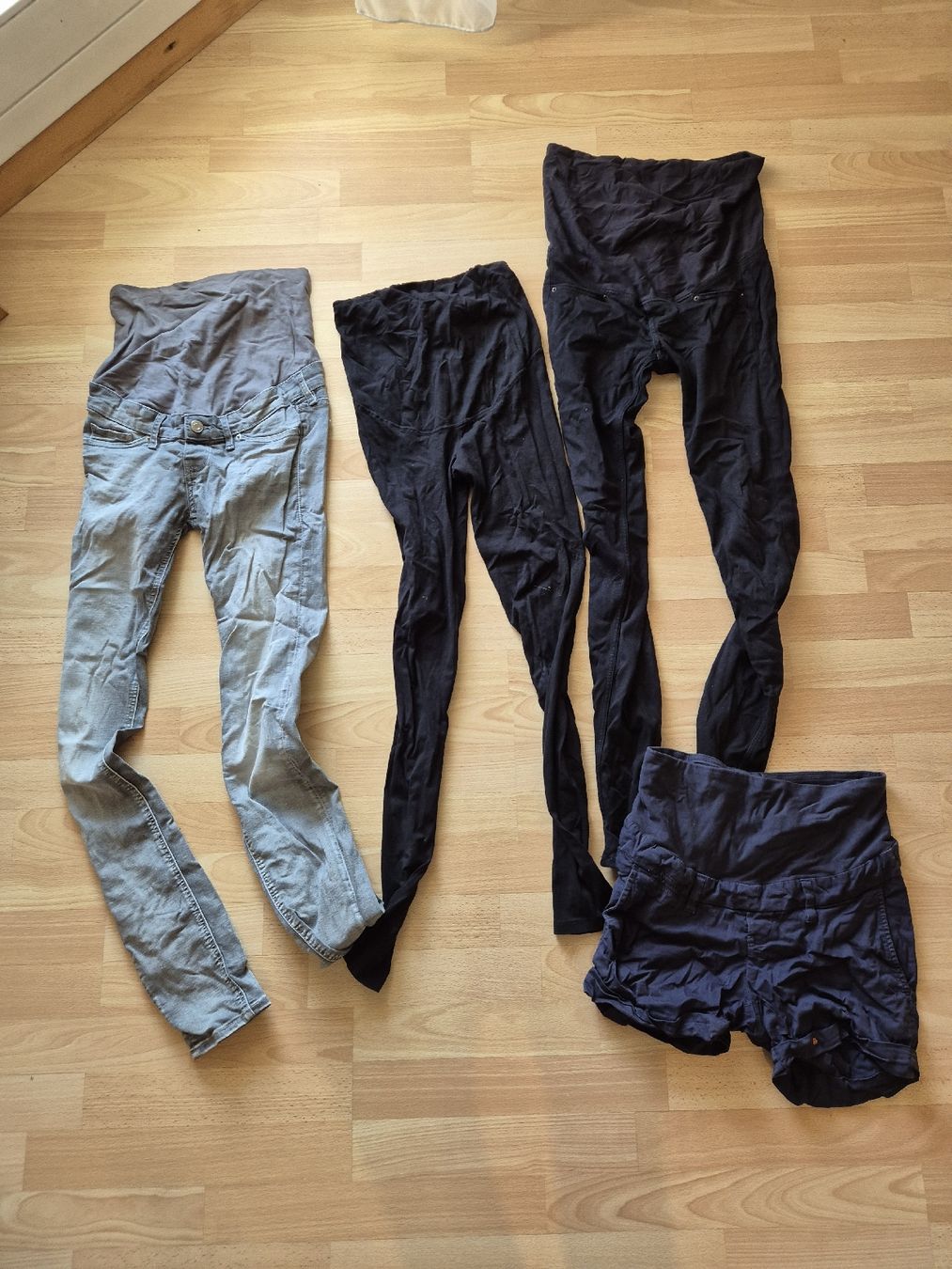 H&M Pantaloni: 🤰Umstandshose Set Gr 34 – Usato da Uznach venduto da SuwM