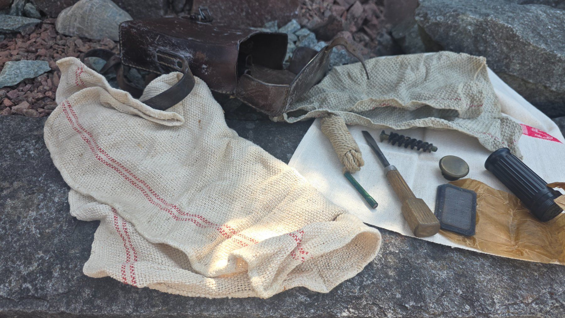 Schweizer Armee Borse: CH Armee Ledertasche mit Putzzeug – Usato da Obermumpf venduto da oiskypoisky 7