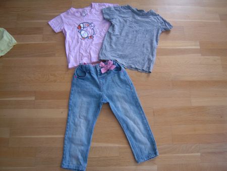 2 T-Shirts und Jeans Gr 92