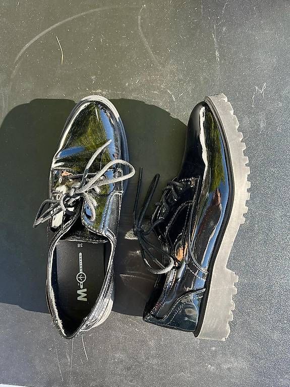 Scarpe da donna: Chaussures de ville à lacets – Usato da Saxon venduto da Nzo