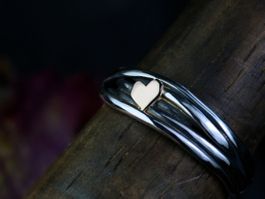 HERZ AUS GOLD Ring: Silber 925 + 18K Gold Herz · Gr. EU 52