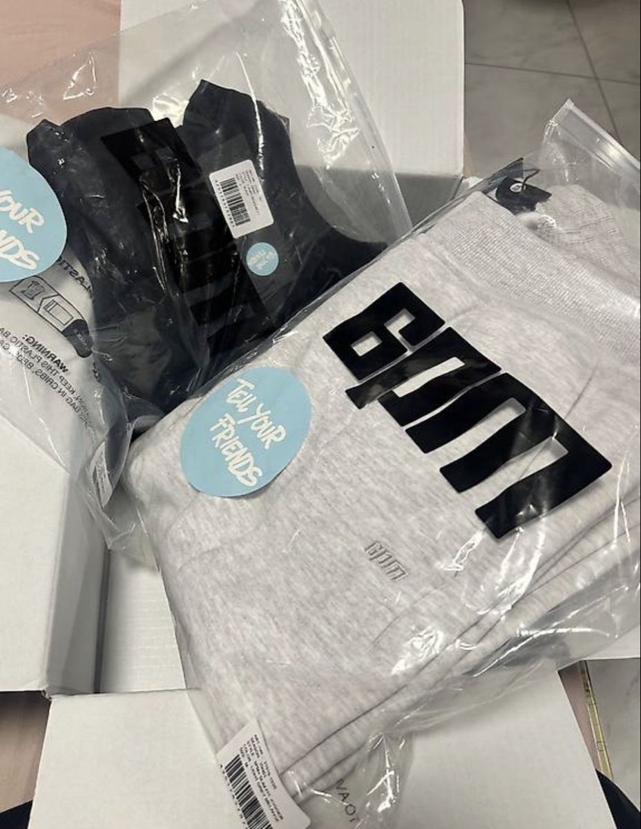 6PM Lotti & Set di vestiti: 6pm Trainerhose und Tshirt – Nuovo e nell'imballaggio originale da Winterthur venduto da ste_7y6m