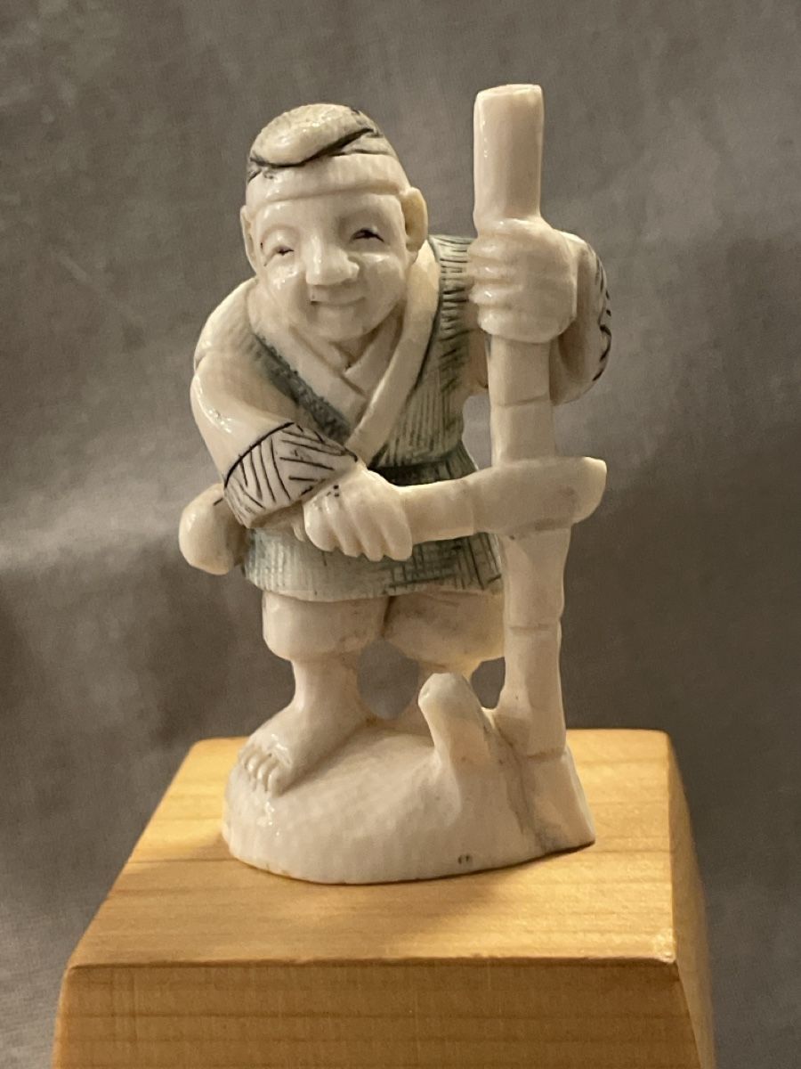 Statuette: Netsuke, Mann mit Bambusstock, signiert – Usato da Embrach venduto da Gauvain1