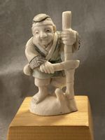 Netsuke, Mann mit Bambusstock, signiert