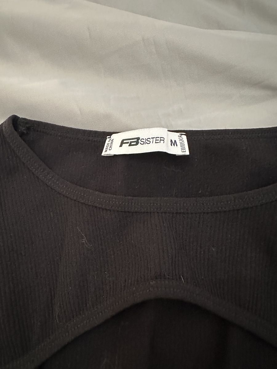 Tops: Schwarzes Crop-Top mit Cut-Out – D'occasion à Rhäzüns par romina._gr 3