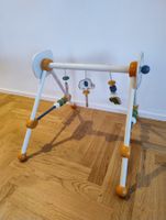 Spielbogen aus Holz mit Tierfiguren