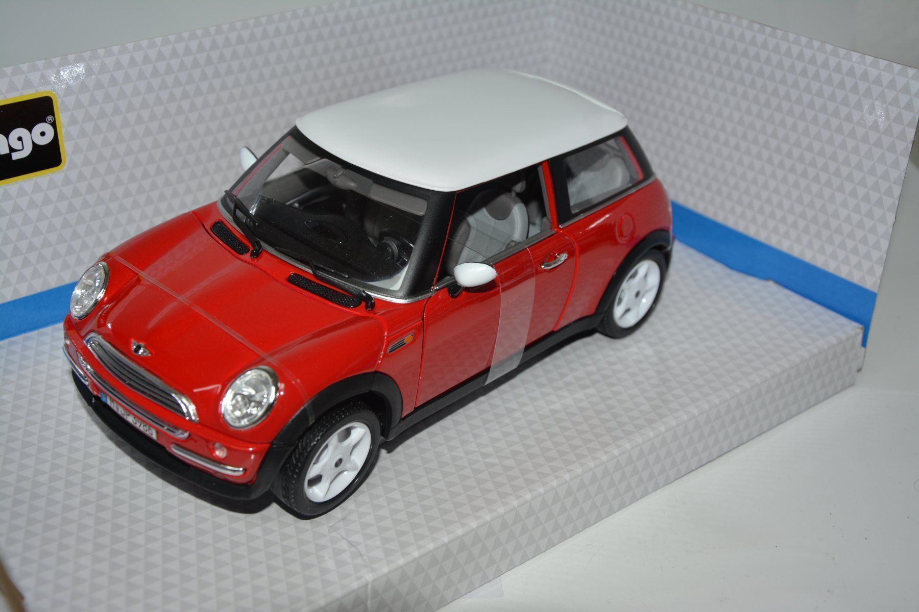 Bburago Modellini d'auto: Mini Cooper 2001 , rot , Bburago , 1:18 – Nuovo e nell'imballaggio originale da Goldach venduto da Feivel9 2