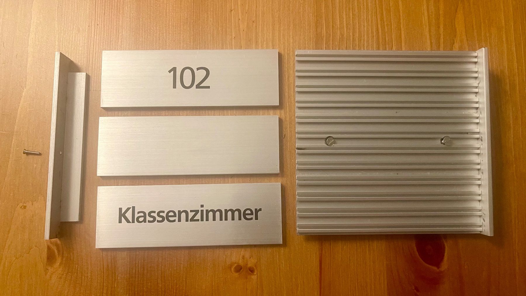 Schilder: Klassenzimmer Türbeschriftung – Gebraucht aus Gümligen von VIN-TAGE-ZONE 1