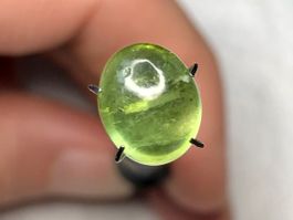 kleines hellgrünes Turmalin Cabochon 5.4 Karat