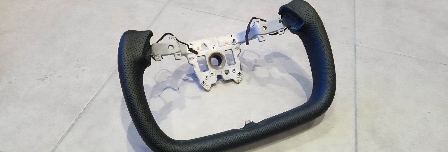 Tesla Alle Autoersatzteile: Volant Yoke pour Tesla model 3 highland  – Gebraucht aus Les Avanchets von pre_j78p 2