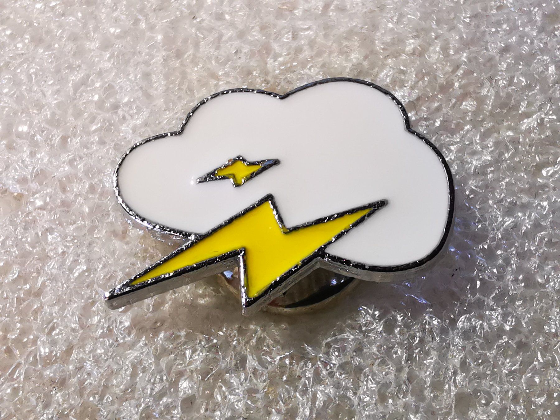 Placchette & Badge: Ansteckpin 30: Wolke & Blitz – Usato da Oppligen venduto da Pin-Fall-Shop