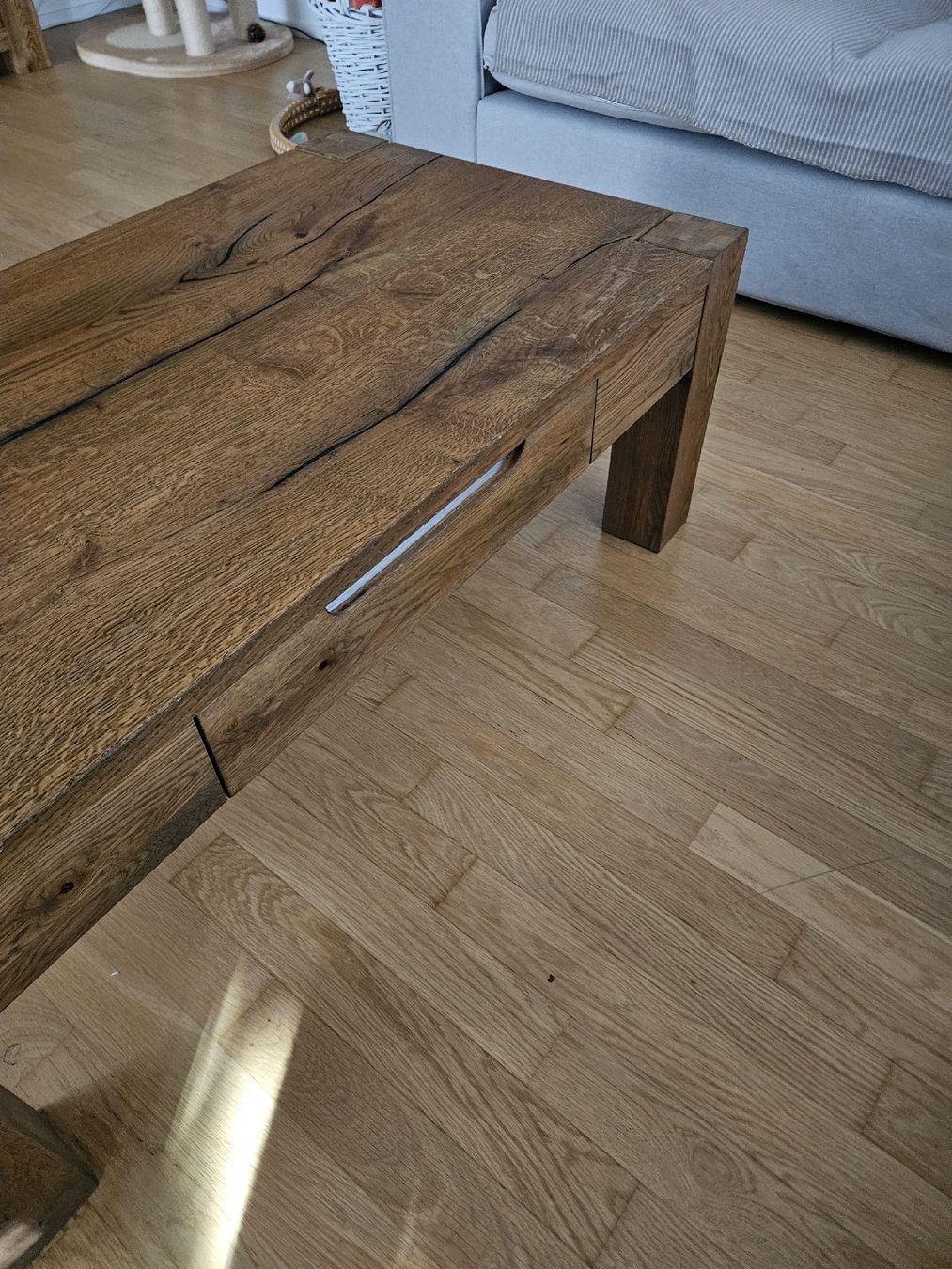 Tavoli: Massiver rustikaler Eichen Salontisch mit Schublade – Usato da Thun venduto da Wood-Art 4