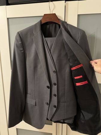 Herrenanzug Boss Gr. 48, 3-teilig anthrazit