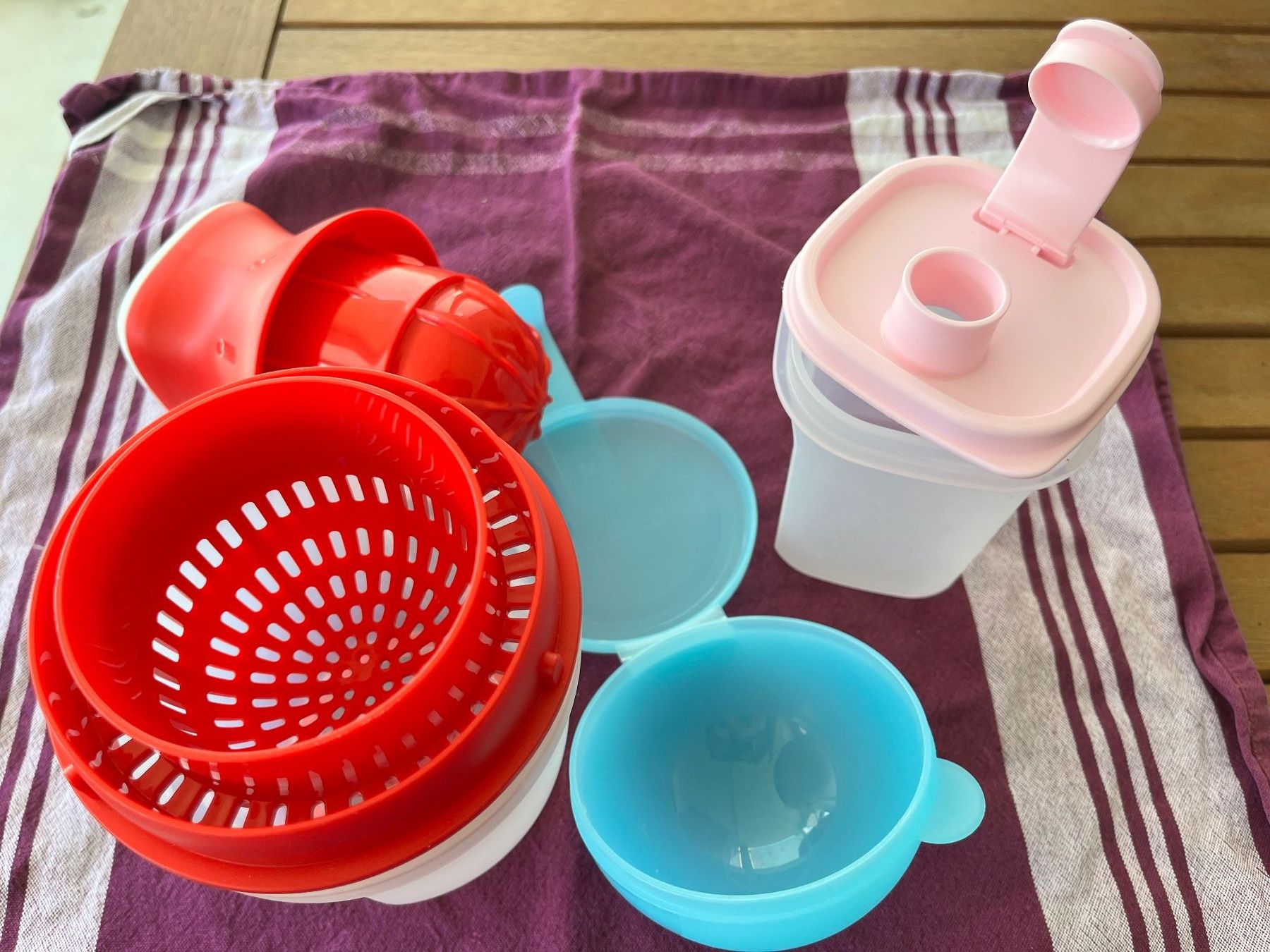 Tupperware Contenitori & Simili: Tupperware Set, Saftpress, Box, Schüttelbecher klein – Usato da Wohlen AG venduto da dud_gm6p