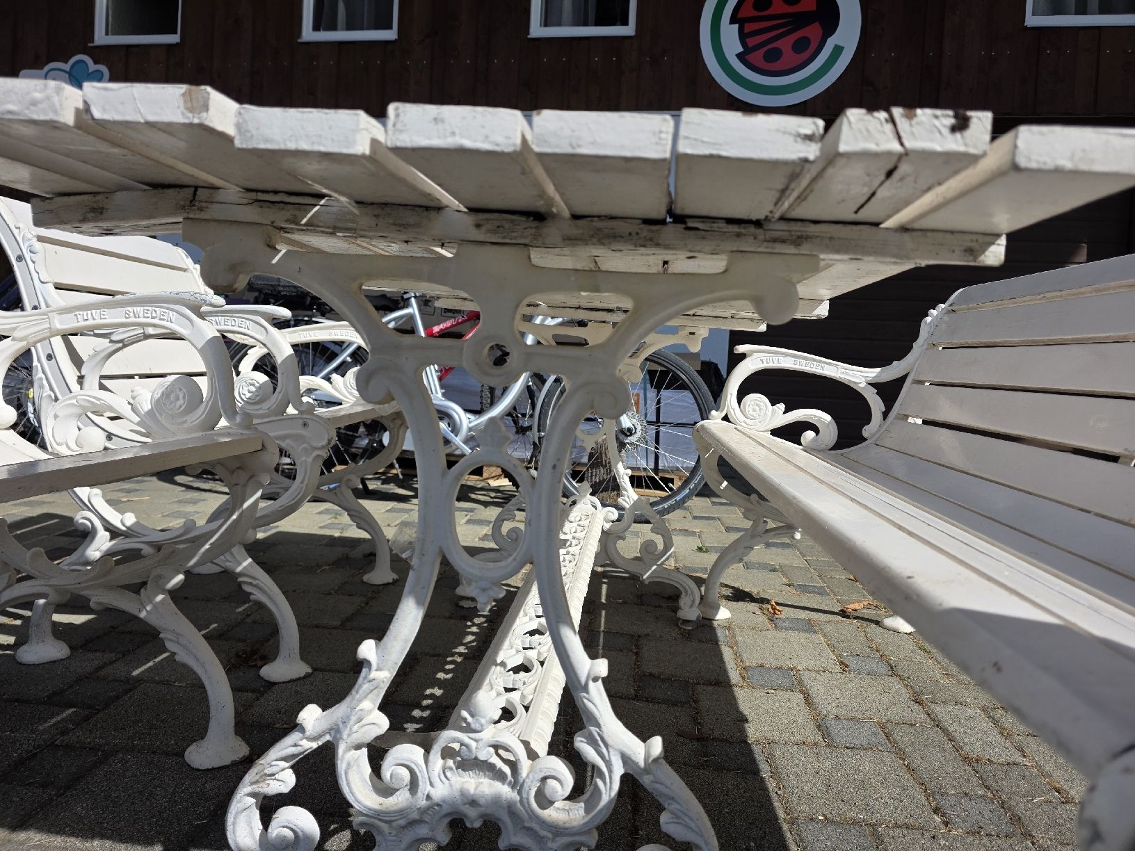 Set di tavolo e panche: Gartentisch mit Bänken weiss Eisen Holz – Usato da Bözberg venduto da Escavado 4