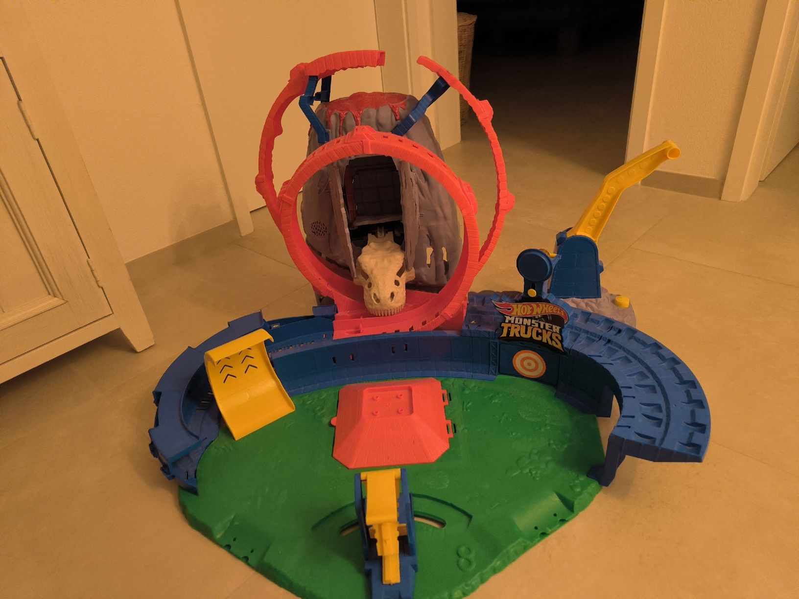 Hot Wheels Giocattoli: Hot Wheels Monster Trucks Vulkan Arena – Usato da Mattwil venduto da FamilieG.