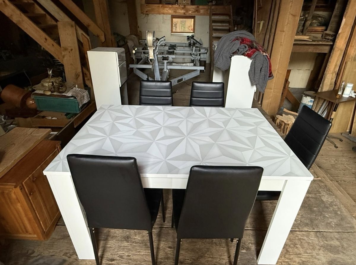 Tische: Table Prisma + 5 chaises + 3 meubles à suspendre – Gebraucht aus Marsens von mch_9wkl